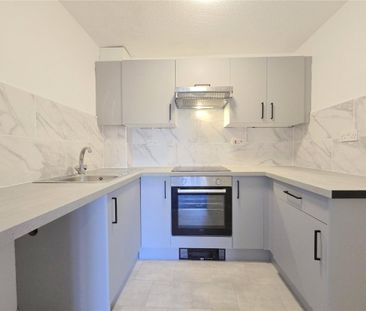 2 bed ground floor flat to rent in Wayletts, Leigh-on-Sea, SS9 - Photo 2