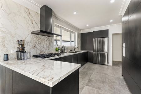 STUNNING THREE BED FAMILY HOME - Photo 5
