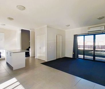 Fantastic Townhouse, Great Location - Photo 2