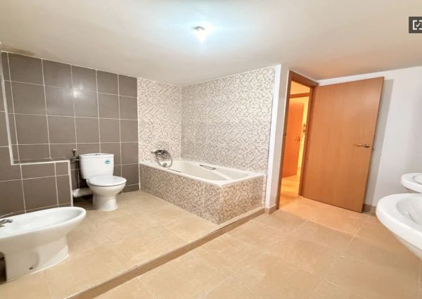 Double bed in Room in a shared 6-bedroom apartment for rent in Torrent, suitable for professionals and students