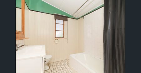 One Bedroom Cottage - Great Location - Photo 3