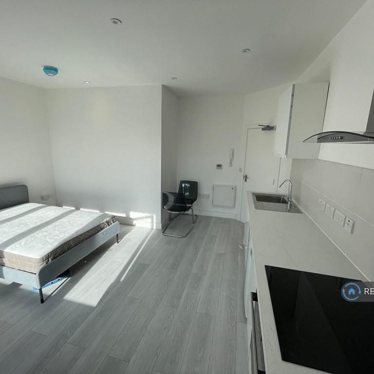 Studio to rent - Photo 1