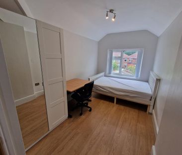 4 bedroom semi-detached house to rent - Photo 5