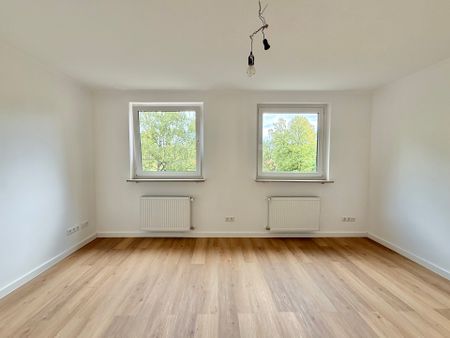 Erstbezug: Moderne & helle 3-Zimmer-Wohnung mit sonnigem Balkon + schöner Aussicht - Photo 2