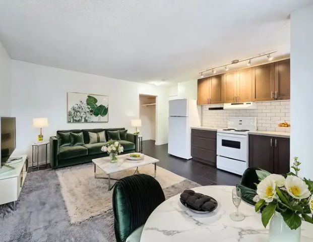 Lovely Private One Bedroom Third-Floor Suite with Balcony | 527 18 Avenue Southwest, Calgary - Photo 1