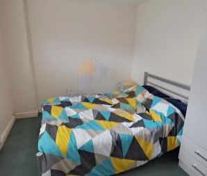 4 bedroom Semi-detached house To Let - Photo 5