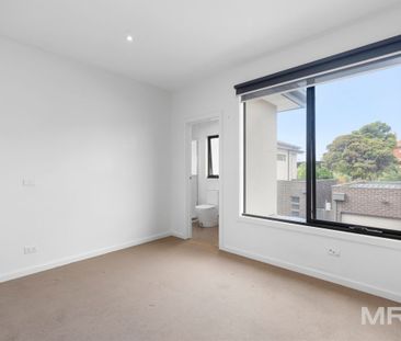 Townhouse in the heart of Thornbury - Photo 3