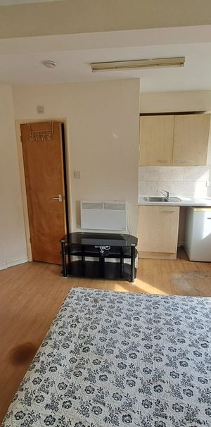 Room in a Shared Flat, Fortune Gate Road, NW10 - Photo 2