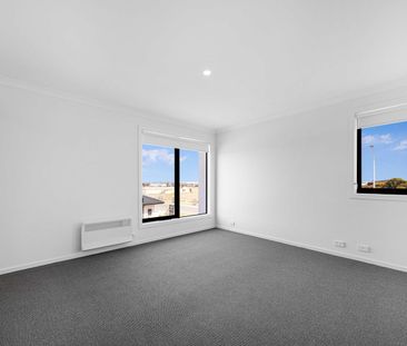 Brand-New 3-Bedroom Townhouse in Prime Wyndham Vale Location - Photo 1