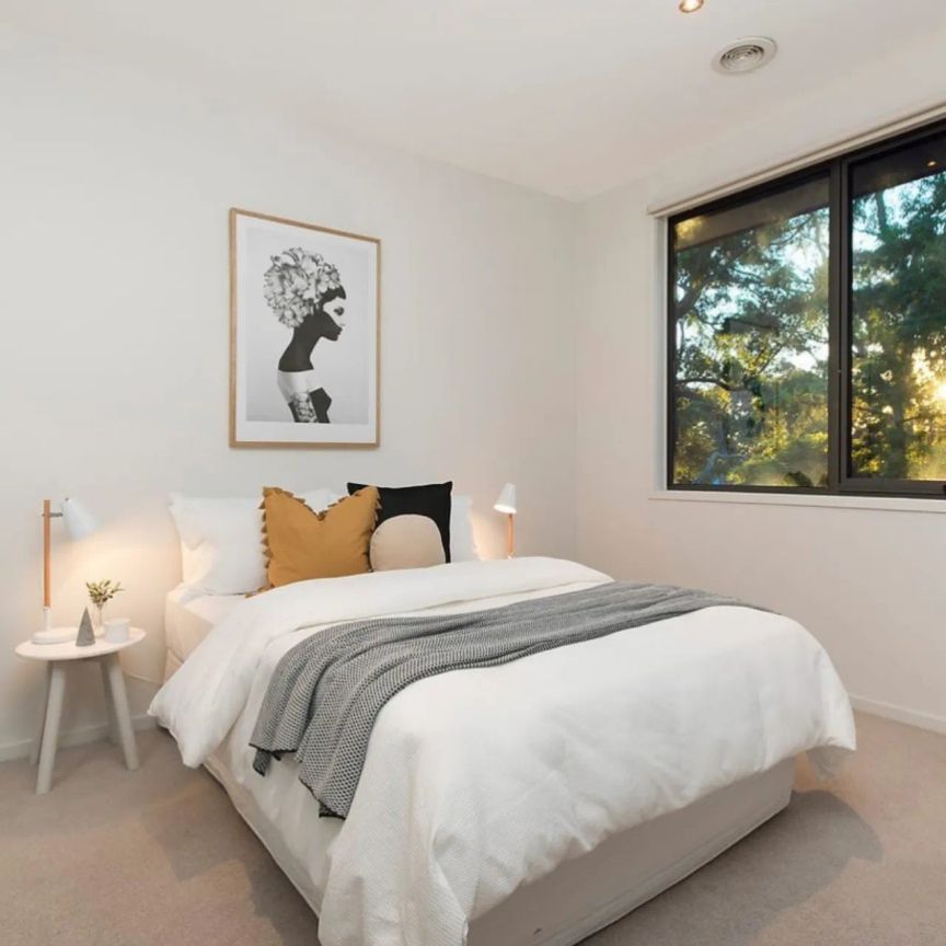 The perfect combination of luxury and lifestyle in an exclusive park-side position - 3 Bed PLUS Study! - Photo 1