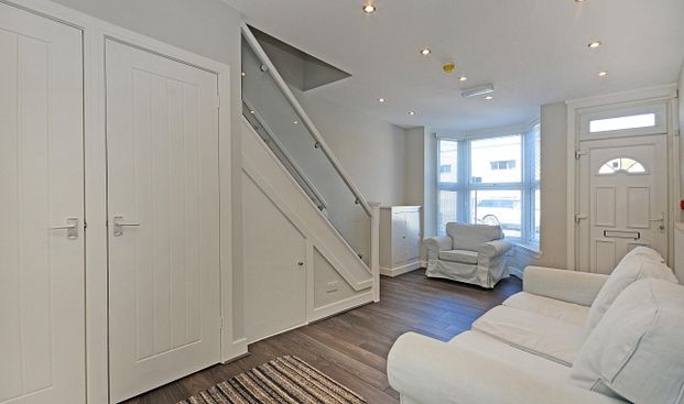 Modern 3-Bed Ensuite Student Apartment with Spacious Living Area - Photo 1