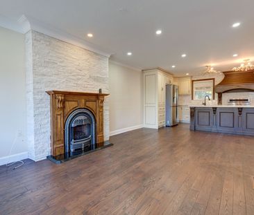 For Lease - 372 Dixon Boulevard, Newmarket, Ontario - Photo 2