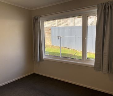 Quite & Cosy 2 Bedroom Home in Silverstream - Rent Negotiable - Photo 1