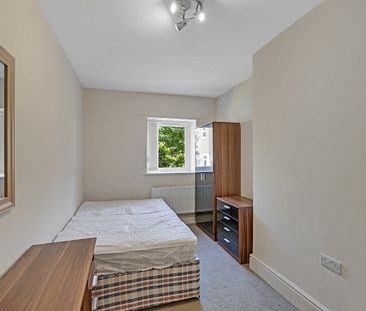 Spacious 4-Bed Ensuite Student Apartment with Large Gardens, Free P... - Photo 2