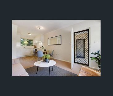 Bright & Spacious Two-Bedroom Unit in Prime Hazelwood Park Location - Photo 1