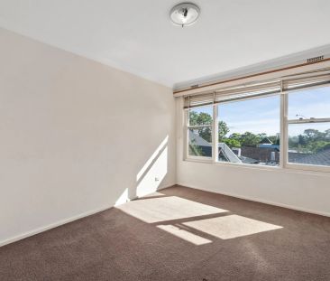 Top floor, oversized two bedroom apartment - Photo 4