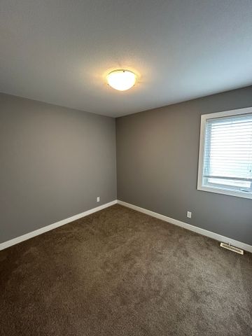 Evergreen - 3 Bedroom/2 Bathroom Upper - 507 Evergreen Blvd - Photo 3