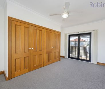 Spacious Two Bedroom Townhouse With Single Garage. - Photo 2