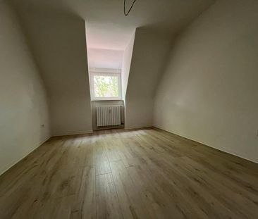 Modernisierte 2,5-Zimmer-Dachgeschosswohnung – hell, gut geschnitte... - Photo 1
