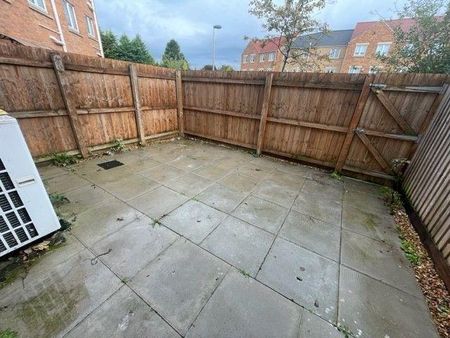 5 bedroom semi-detached house to rent - Photo 2