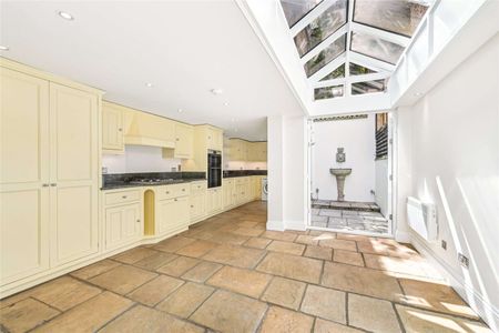 A beautifully refurbished five bedroom house, with separate terrace, tucked away in a pretty street seconds from the shops, bars and restaurants of the Kings Road - Photo 2