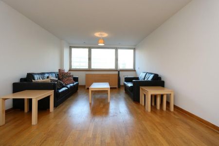 3 bedroom flat to rent - Photo 3