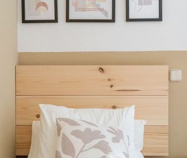 Cozy room with balcony in Cuatro Caminos - Photo 3