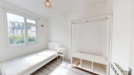 5 bedroom flat to rent - Photo 3