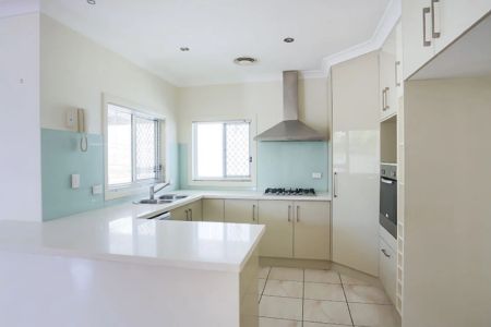 Spacious and Airy LIving in Heart of Kangaroo Point! - Photo 2