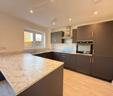 A stylish newly built three bedroom house in Springstead Village. - Photo 3