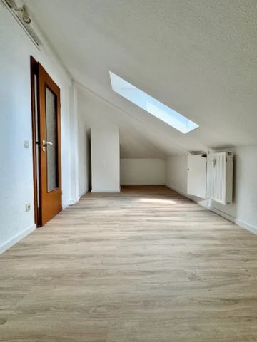 Haan Zentrum - Fußgängerzone! Großzügige Dachgeschosswohnung mit 2,5 Zimmern! - Photo 2