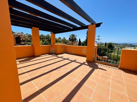 Town House for rent in Benahavis - Photo 1