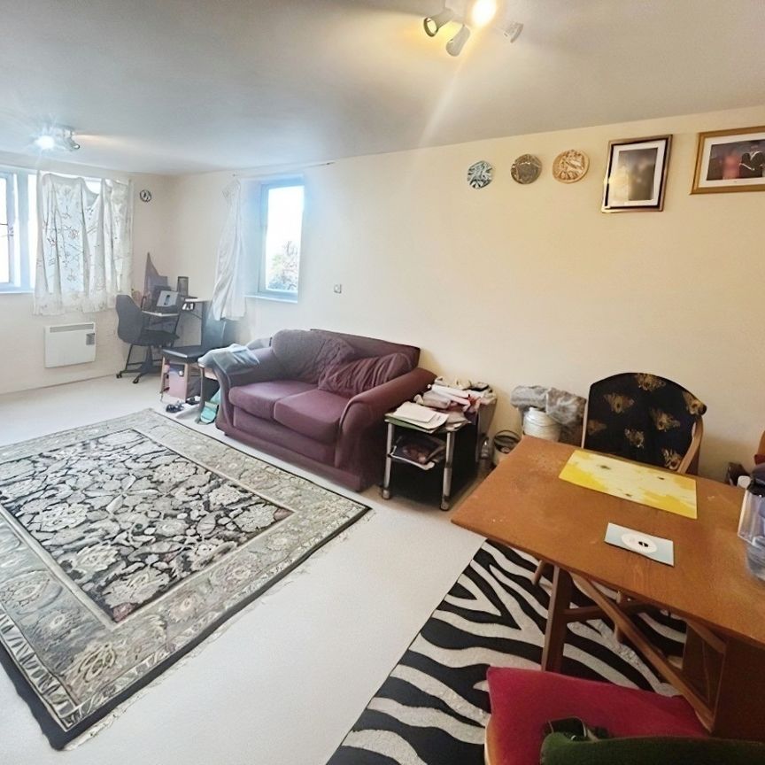 2 bedroom flat to rent Bramford Road, IP1 - Photo 1