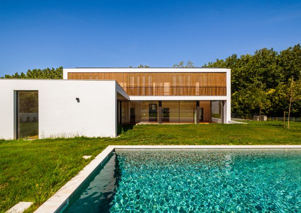 Moradia T6 de arquitetura moderna inserida no Golfe de Oeiras