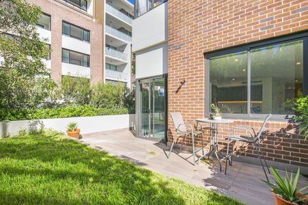 Centrally Located Sun-Kissed Designer Two Bedroom Courtyard Garden Apartment - Photo 3