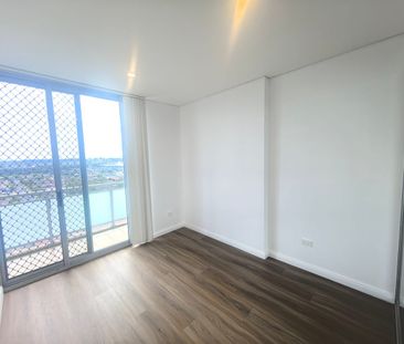Modern Two-Bedroom Apartment with Uninterrupted District View - Photo 5