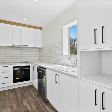 BRAND NEW STYLISH 2 BEDROOM UNIT WITH ALL UTILITIES INLUDED!! - Photo 4