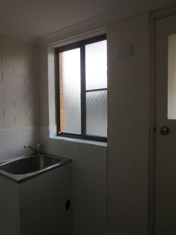 3 bedroom townhouse close to all! - Photo 3