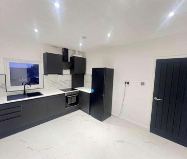 Palmerston Crescent, London, N13 - Photo 1