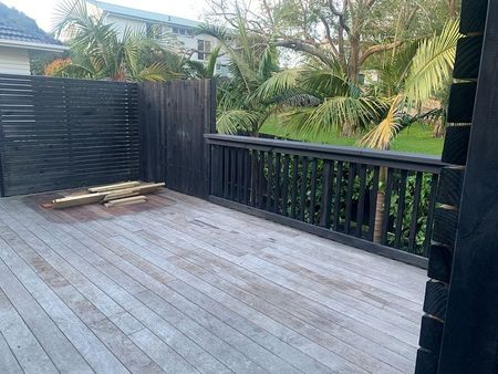 Renovated, 2 bedroom house with parking - Photo 4