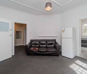 Spacious three bedroom flat - Photo 2