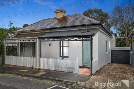 CHARMING SPLIT LEVEL HOME. - Photo 4