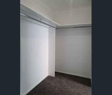 STUNNING BRAND NEW 4 BEDROOM HOME WITH 2ND LIVING - Photo 4