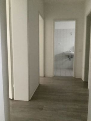 Was für eine Gelegenheit: Renovierte 2 Zimmer mit Sonnenbalkon in Geheimtiplage - Photo 1