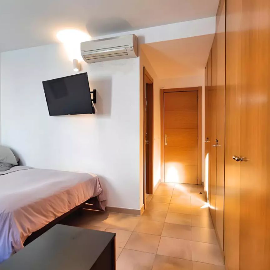 Room in a shared 2-bedroom apartment for rent in Almenara - Photo 1