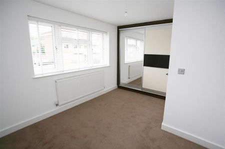 3 bedroom end of terrace house to rent - Photo 3