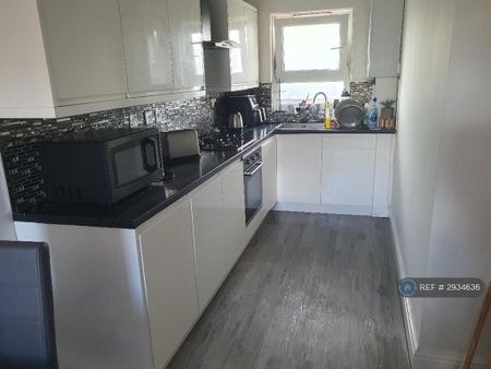 1 bedroom in a house share to rent - Photo 5