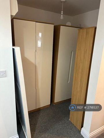 1 bedroom in a house share to rent - Photo 3