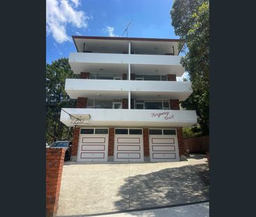 Central Apartment with Sunny Balcony - Photo 3