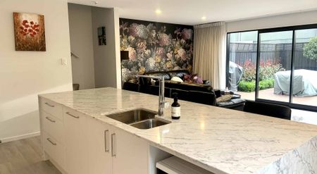 Stunning fully furnished executive townhouse in prime location! - Photo 4